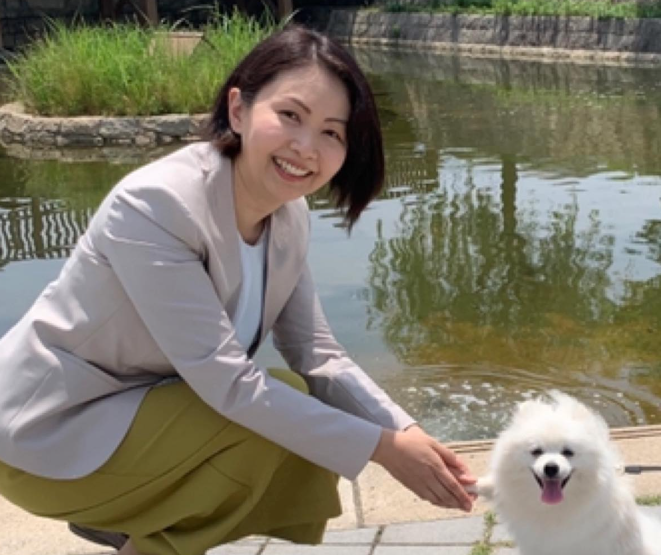 犬をさわる孝岡知子氏