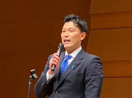 スピーチする奥谷謙一